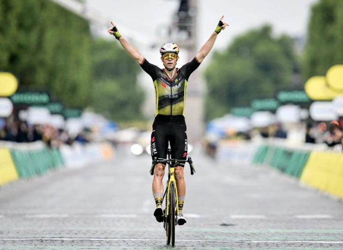 Wout van Aert celebra victoria de etapa en 2026 antes de que la infección en el codo le obligara a abandonar la carrera.