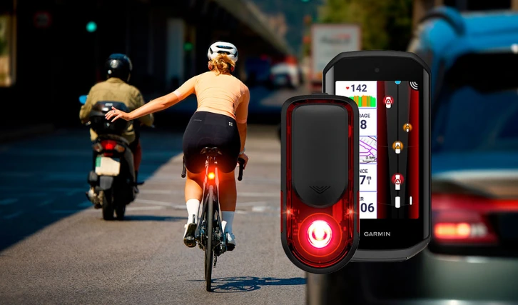 Garmin Varia radar trasero montado en bicicleta de carretera para detección de vehículos que se aproximan.