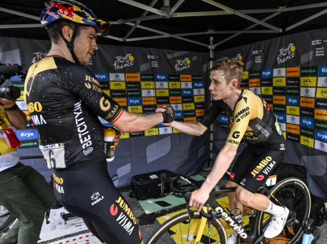 Wout van Aert y Jonas Vingegaard juntos en el Tour de Francia con el maillot de Visma, referencia de su trabajo en equipo en 2022 y 2023.