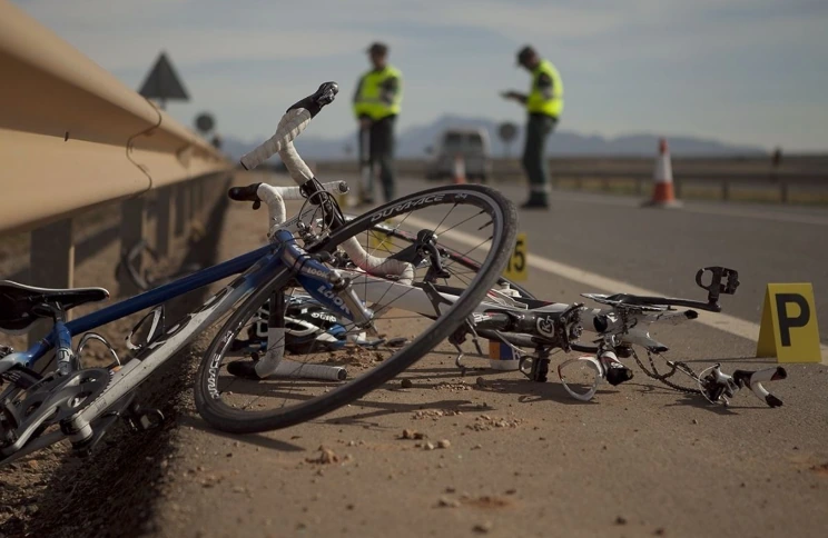Ciclista en carretera ante maniobra de adelantamiento con margen insuficiente, riesgo que la inteligencia artificial de Canyon Predict busca anticipar.