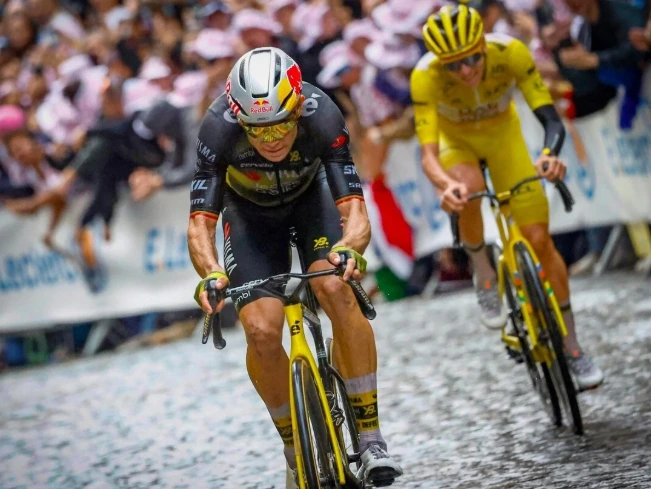 Wout van Aert en solitario sobre pista de grava durante su ataque decisivo en la Marly Grav Race 2026.
