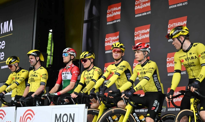 Corredores de Visma Lease a Bike en competición, alineación que afronta el Tour de Francia 2026 sin Wout van Aert por lesión.