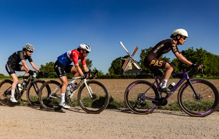 Van Aert vuelve de París-Roubaix y gana la Marly Grav Race en solitario