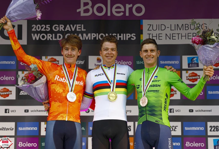 Florian Vermeersch con el maillot arcoíris de campeón del mundo de gravel de UAE Team Emirates-XRG, rival de Van Aert en Marly.
