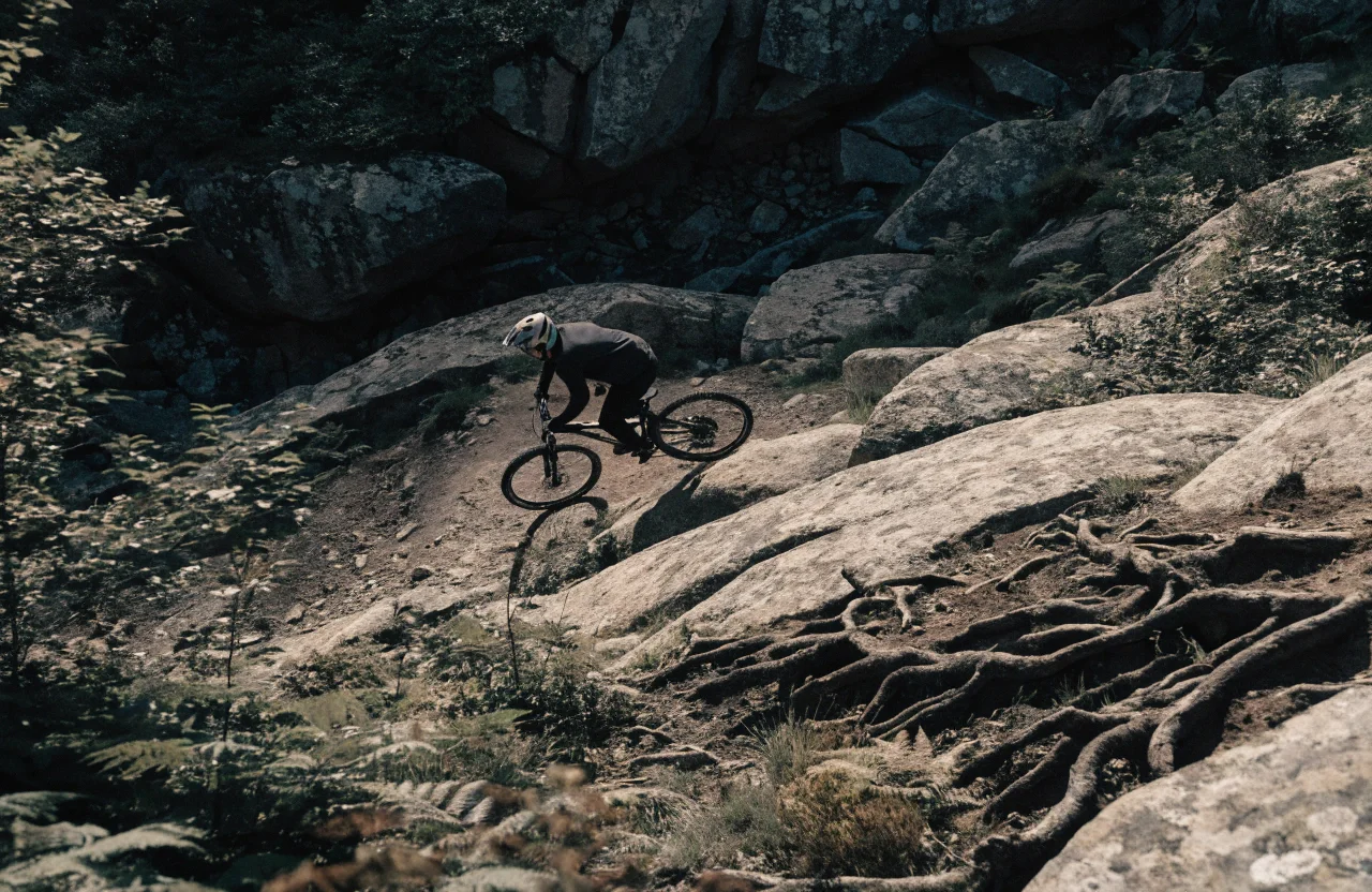 Descenso técnico de MTB sobre granito y raíces